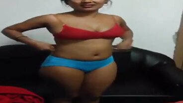 فالنتينا Nappi سكسي اجنبي حديث تسمح لـ Chupacabra بالطيران