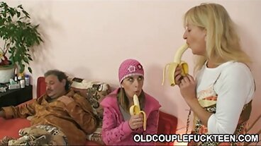 ملوك الواقع: سخيف مؤخرة جينبرا بيلوتشي سكسي عراقي حديث على سرير من الورود على PornHD