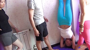 تحصل Tiny Tiffany على مفاجأة كبيرة من عصا اللحم سكسي اجنبي حديث